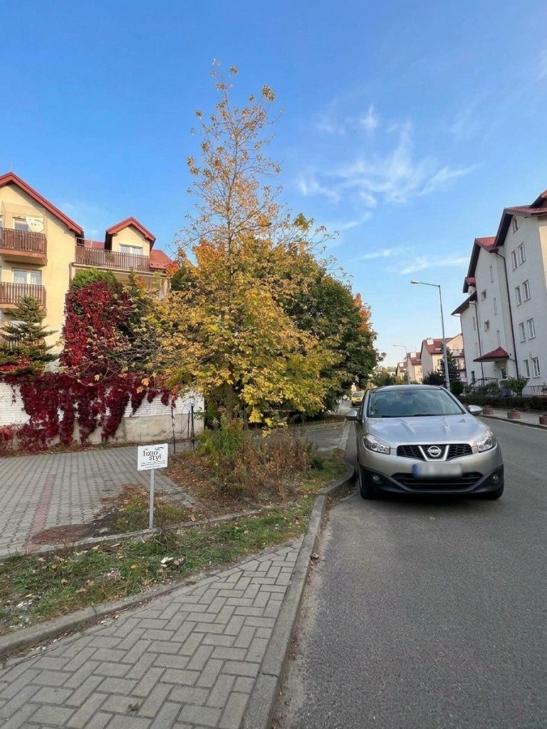 Ul. Wicherkiewicza na Klinach – miejsca parkingowe dla pacjentów FizjoStyl oznaczone tabliczką